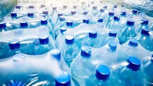 Muchas botellas de agua mineral azul envasadas en stock en una tienda o mercado.