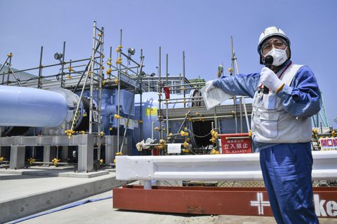 Un empleado del operador de la planta nuclear Fukushima Daiichi, Tokyo Electric Power Company Holdings (Tepco), explica la instalación que se utilizará para liberar al mar el agua radiactiva y tratada el lunes 26 de junio de 2023, en esa planta de Fukushima, en el norte de Japón. (Kyodo News vía AP)