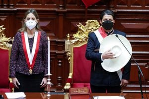 El nuevo presidente de Perú, Pedro Castillo, y la presidenta del Congreso, María del Carmen Alva, cantan el himno nacional durante el Día de Inauguración del Congreso en Lima, Perú, 28 de julio de 2021. . Foto: Presidencia de Perú, Folleto vía REUTERS. ATENCIÓN EDITORES