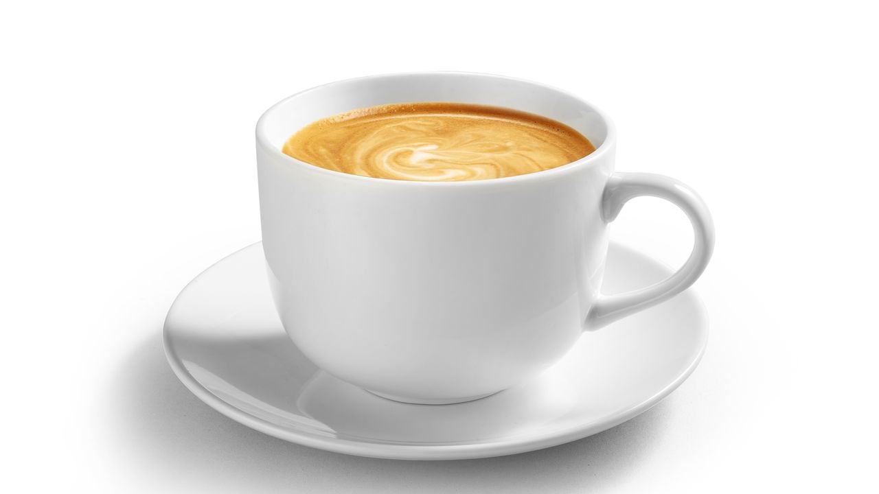 Taza de café con leche aislado sobre fondo blanco con trazado de recorte
