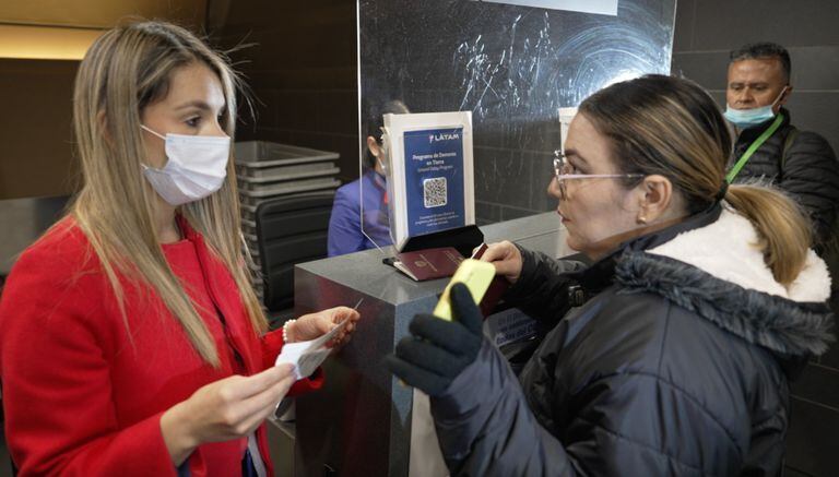 Iris Camargo, madre de Paula Durán,recibió esta semana su visa humanitaria y viajó a EE. UU. desde el aeropuerto El Dorado de Bogotá. Juan Diego Alvira y SEMANA acompañaron la travesía.