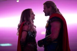 Natalie Portman es Mighty Thor y Chris Hemsworth es Thor en THOR: LOVE AND THUNDER. Foto:  Jasin Boland.