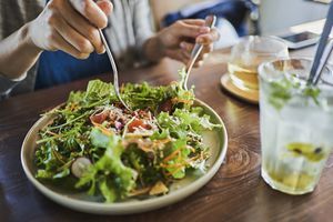"Las verduras de hoja son un alimento básico en las dietas saludables para el cerebro", explica Naidoo.