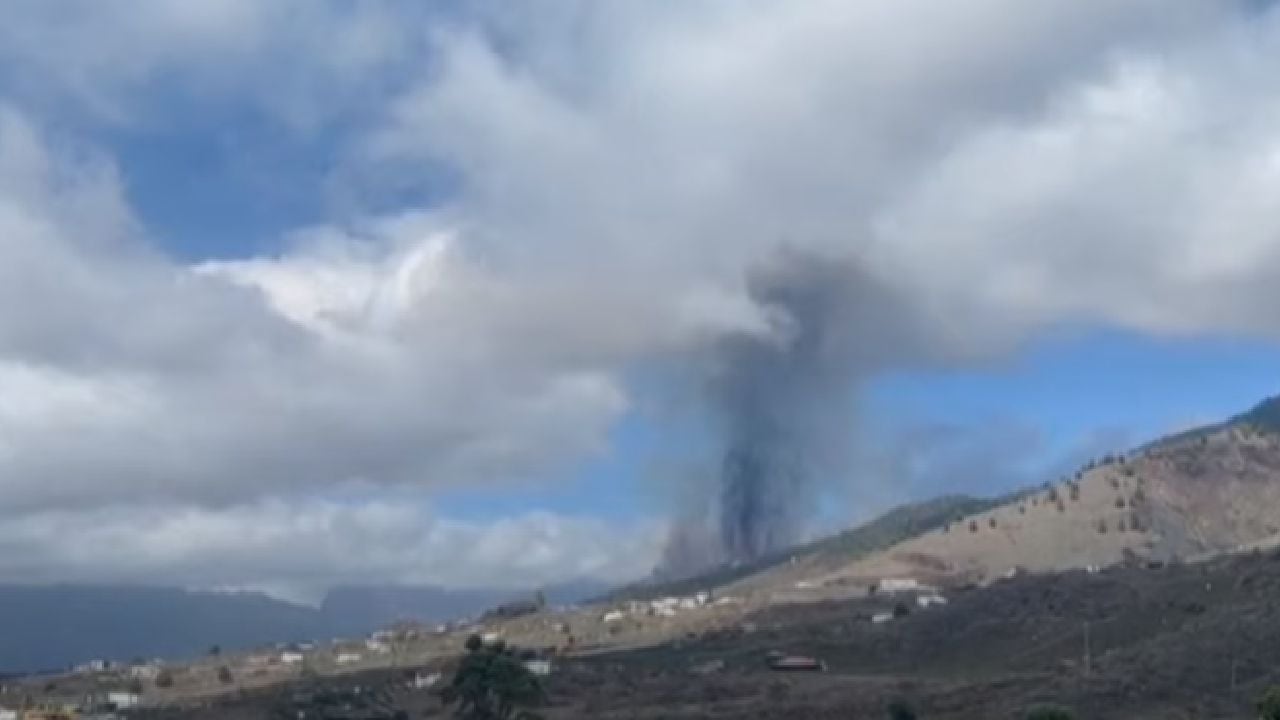 Alerta en España: entró en erupción el volcán Cumbre Vieja de la isla de La Palma. Foto: Pantallazo video Twitter: @sorrasinculo