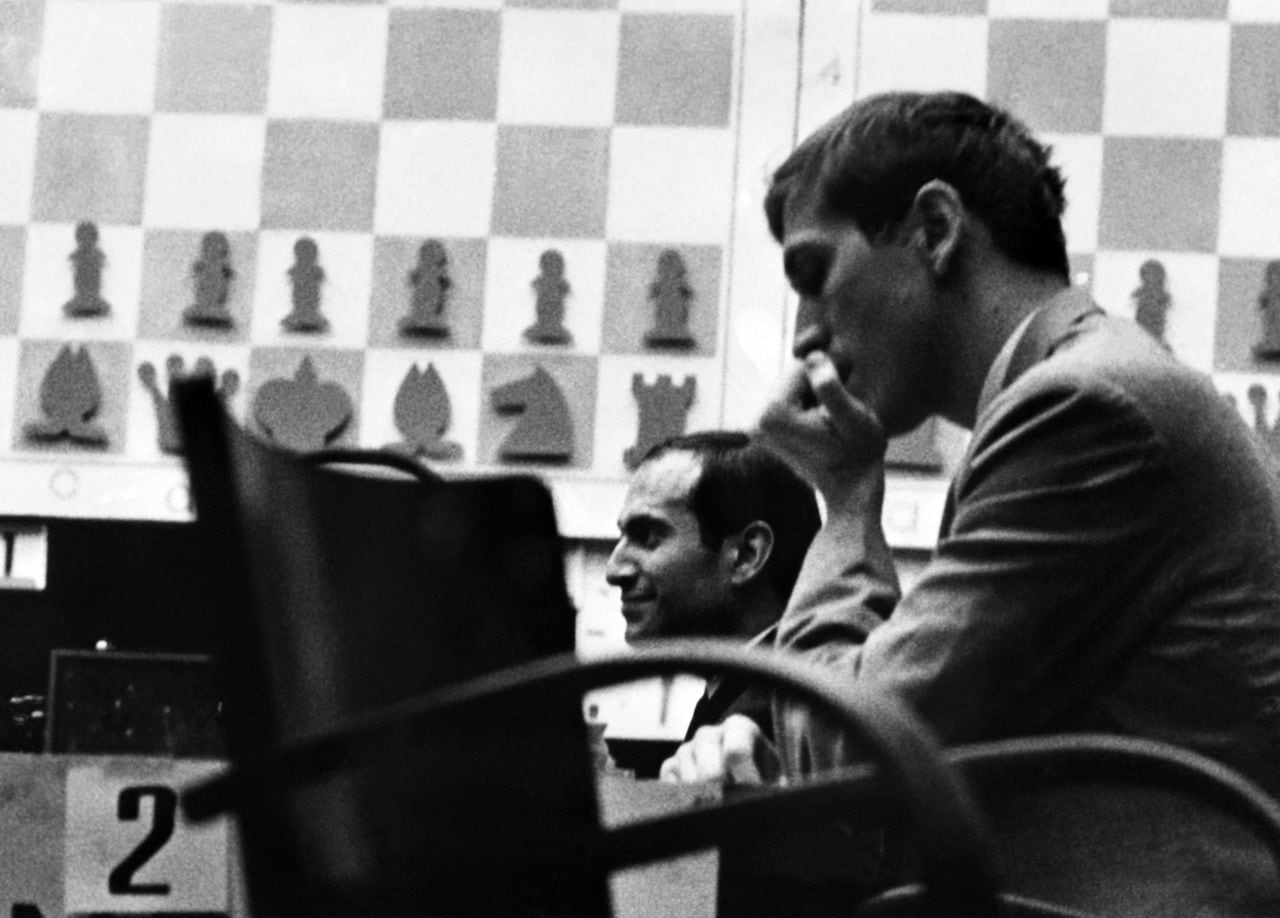 Bobby Fischer enfrenta a Tigran Petrossian, en julio de 1971, en Buenos Aires. TASS / AFP
