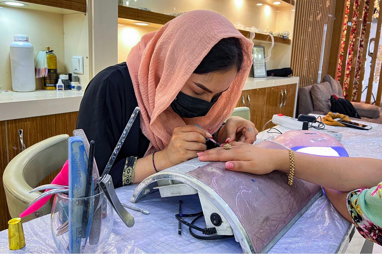 Las autoridades talibanes de Afganistán ordenaron el cierre de los salones de belleza en todo el país este martes.