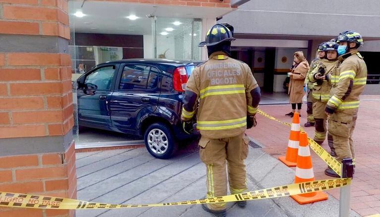 Se informó del choque de un vehículo particular contra la fachada de un edificio en el norte de la ciudad. La situación requirió la presencia de unidades del cuerpo de Bomberos de Bogotá.