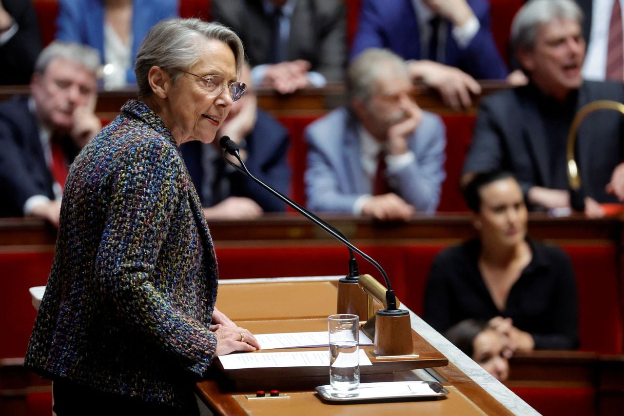 La primera ministra francesa, Elisabeth Borne, pronuncia un discurso para anunciar el uso del artículo 49.3, una cláusula especial de la Constitución francesa, para impulsar el proyecto de ley de reforma de las pensiones en la cámara baja del parlamento sin el voto de los legisladores, en la Asamblea Nacional en París.