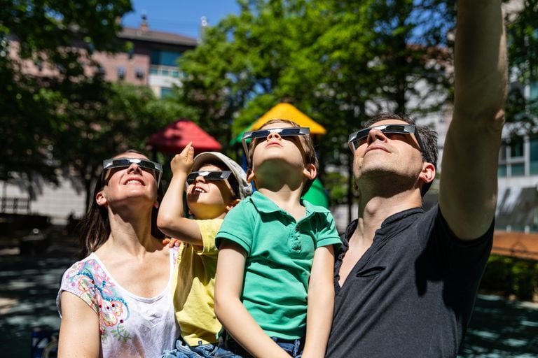 Mantener a los niños hidratados durante un eclipse solar es esencial.