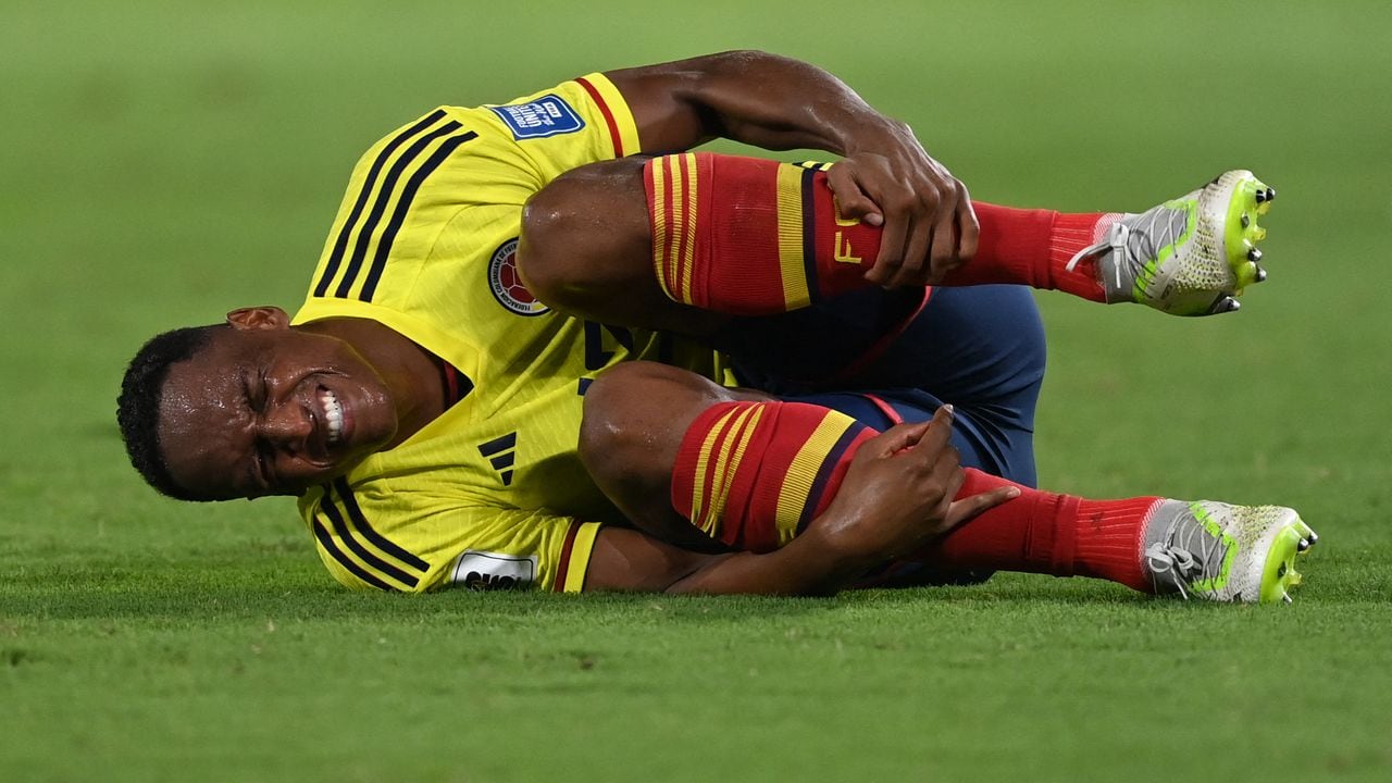 Colombia's defender Yerry Mina grimaces in pain during the 2026 FIFA World Cup South American qualifiers football match between Colombia and Venezuela at the Roberto Melendez Metropolitan stadium in Barranquilla, Colombia, on September 7, 2023. (Photo by JUAN BARRETO / AFP)