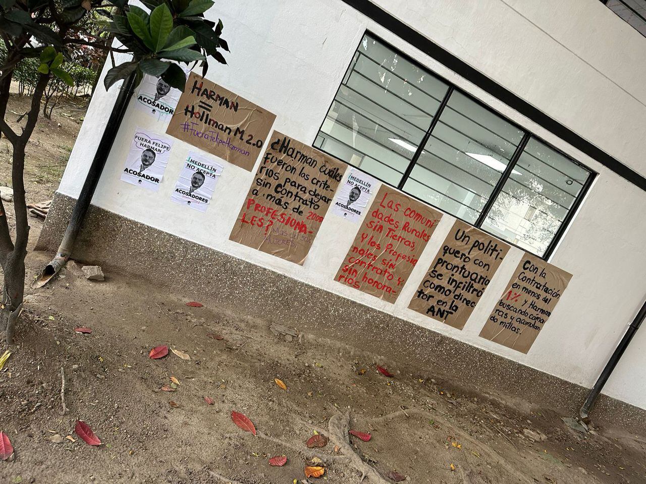 Carteles contra Juan Felipe Harman en la sede de la Agencia Nacional de Tierras en Antioquia.