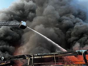 El Cuerpo de Bomberos de Bogotá tratan de apagar un incendio en la localidad de Fontibón