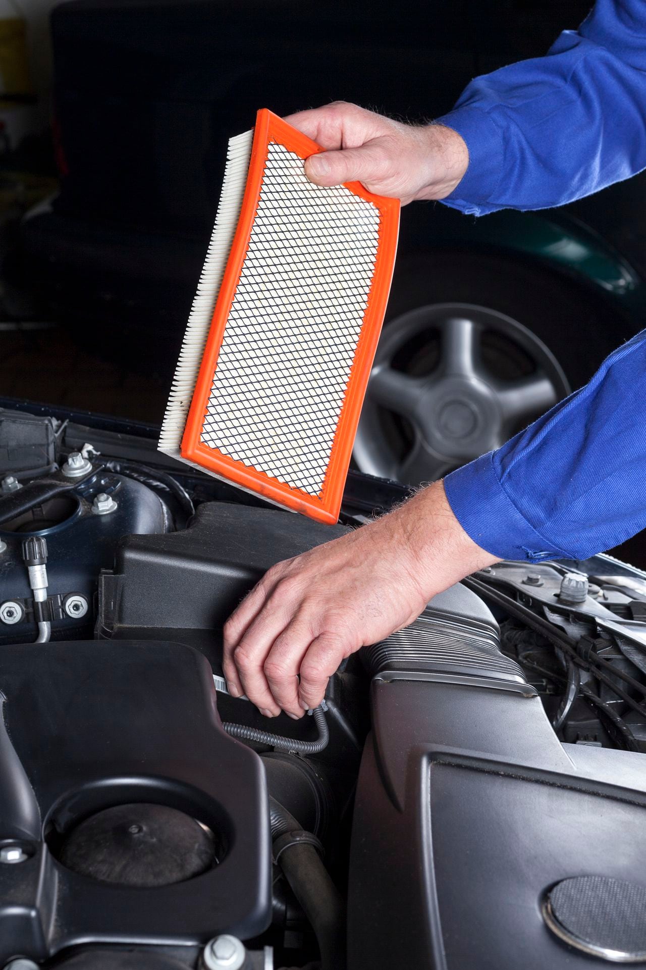 El cambio de filtro de aire hace parte del mantenimiento que se debe realizar al motor de un carro.