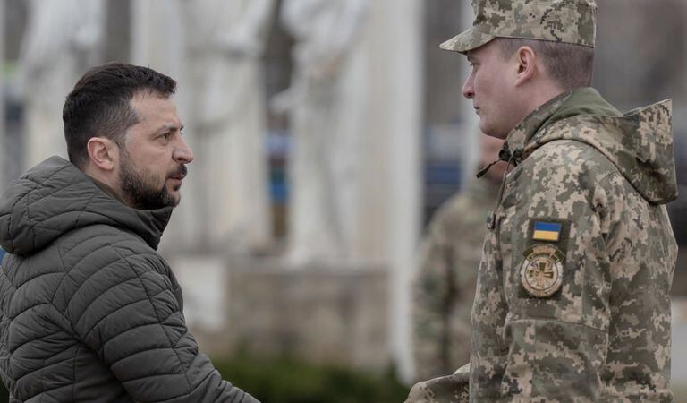Volodímir Zelenski saluda a un miembro de las fuerzas militares de Ucrania en el aniversario de la masacre de Bucha