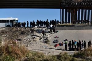 Migrantes esperan para subirse a un autobús del gobierno de EE. UU. después de cruzar la frontera de Ciudad Juárez, México, a El Paso, el lunes 12 de diciembre de 2022. Según la Oficina de Derechos Humanos de Ciudad Juárez, cientos de migrantes, en su mayoría centroamericanos, llegaron en autobuses y Cruzó la frontera para buscar asilo en EE.UU., luego de pasar la noche en albergues. (AP Photo/Christian Chavez)