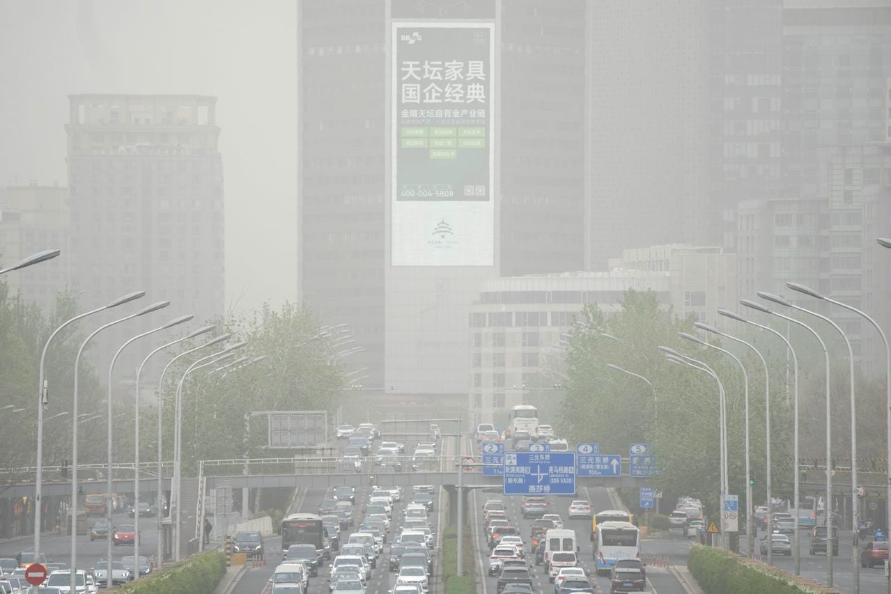 La visibilidad se restringido debido a la tormenta de arena. Los ciudadanos en Pekín no ven más allá de un kilómetro de distancia debido a la mala calidad del aire.
