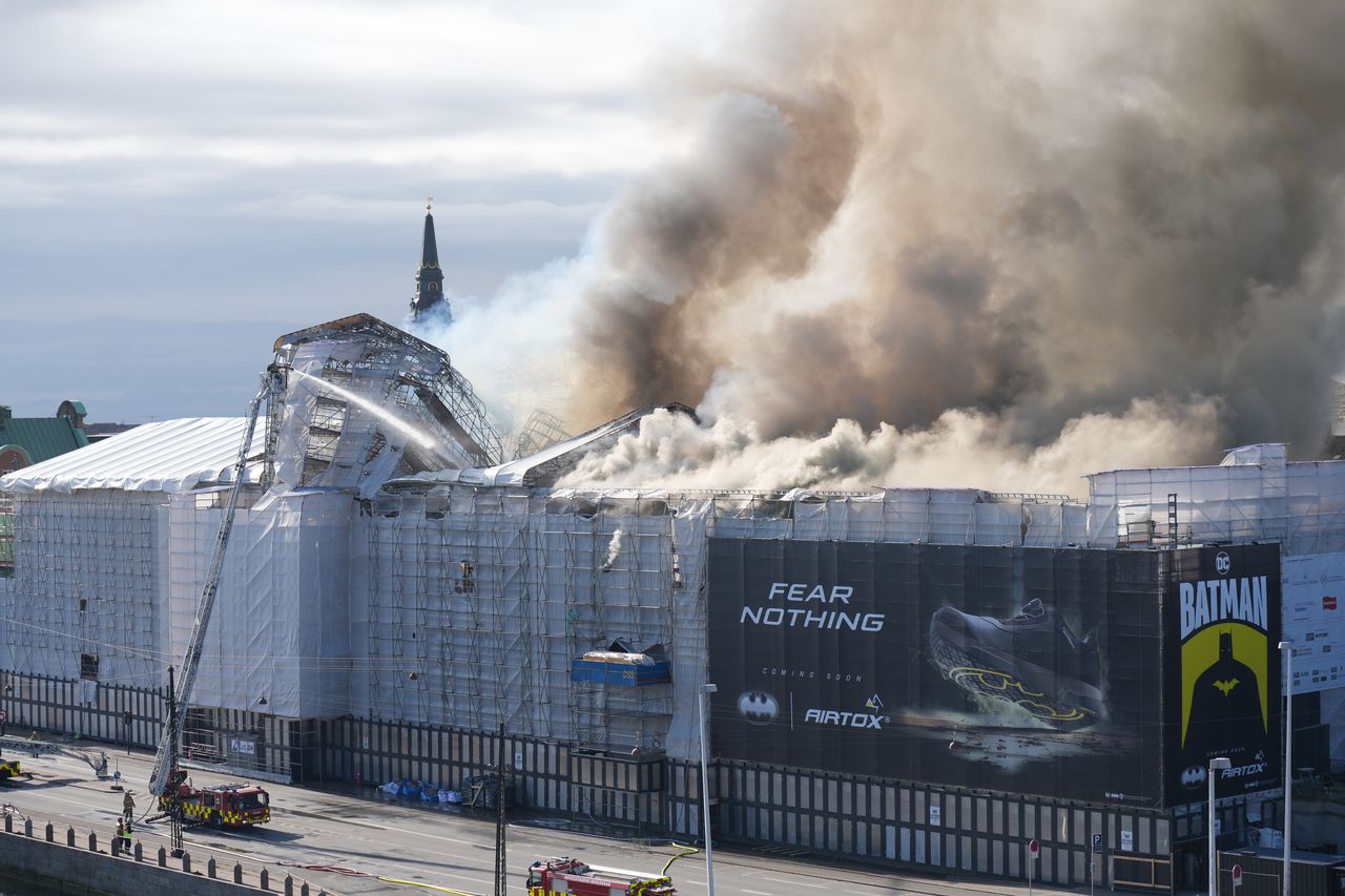El humo se eleva del antiguo edificio de la Bolsa en Copenhague, Dinamarca, el martes 16 de abril de 2024. Uno de los edificios más antiguos de Copenhague estaba en llamas y su emblemática aguja se derrumbó. (Emil Helms/Ritzau Scanpix via AP)