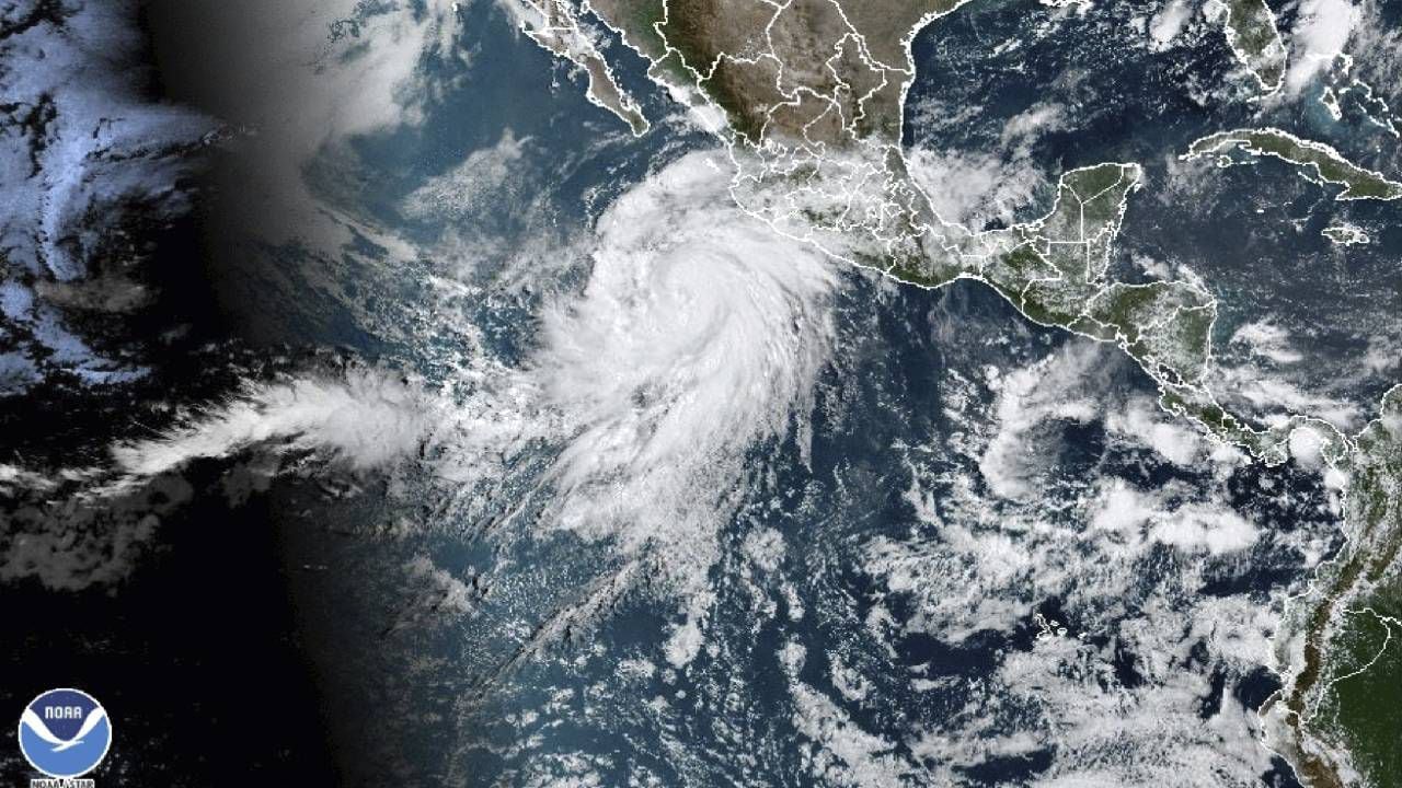 Esta imagen de satélite proporcionada por la Oficina Nacional de Administración Oceánica y Atmosférica (NOAA) muestra al huracán Hilary frente a la costa del Pacífico de México.