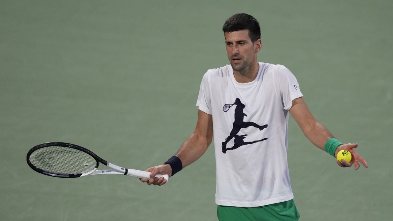 Novak Djokovic durante un entrenamiento previo al Abierto de Dubái, el domingo 20 de febrero de 2022. (AP/Kamran Jebreili)