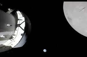 Una parte del ala de la nave Orión de la misión Artemis de la Nasa, voló detrás de la Luna y capturó a la Tierra. Foto: Nasa