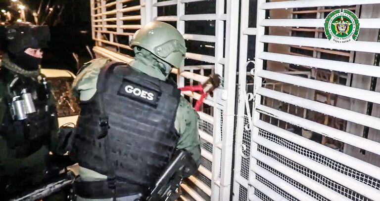  En una redada a nivel nacional y en Ecuador, las Policías de los dos países capturaron a 31 personas por formar parte, presuntamente, de una de las organizaciones más grandes del tráfico de migrantes, que era liderada por un africano y por un colombiano, quien se había fugado para Chile. 