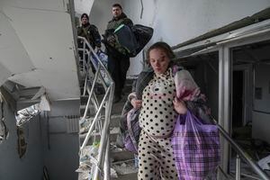 Mariana Vishegirskaya baja las escaleras de un hospital de maternidad dañado por los bombardeos en Mariupol, Ucrania, el miércoles 9 de marzo de 2022. Vishegirskaya sobrevivió al bombardeo y luego dio a luz a una niña en otro hospital. (AP Photo/Evgeniy Maloletka)