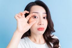 ¿Se busca una manera natural de realzar la mirada? Explora el antiguo truco utilizado por las mujeres coreanas para lograr ojos más grandes y brillantes.