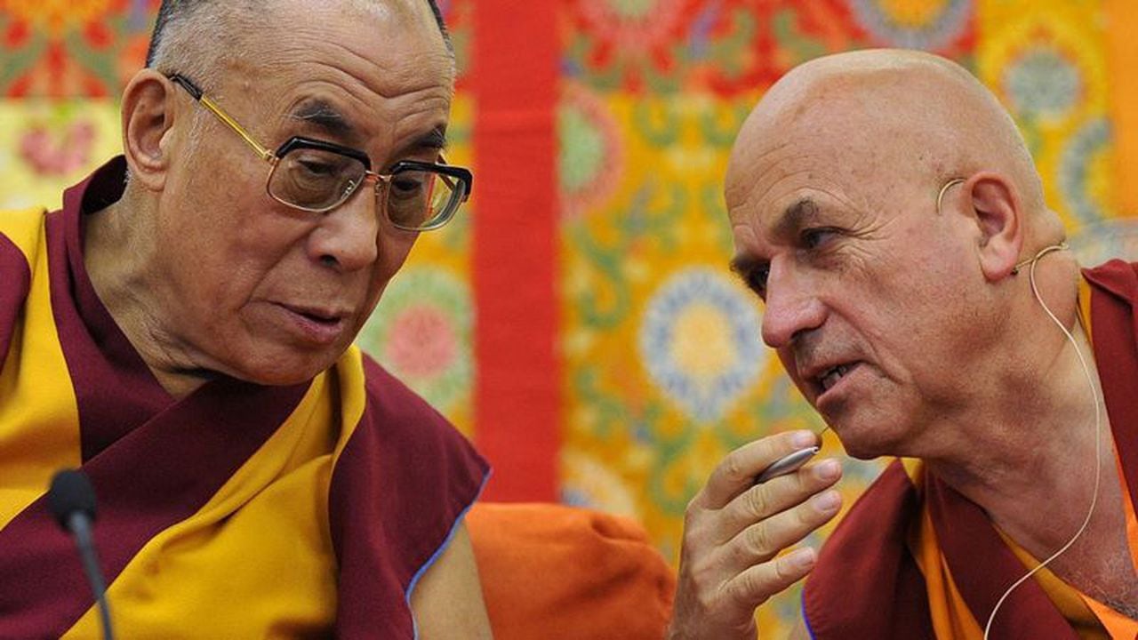 En opinión de Ricard, ser el más feliz del mundo está al alcance de cualquiera que haga lo correcto. En la foto, el monje y biólogo habla con el Dalái Lama.