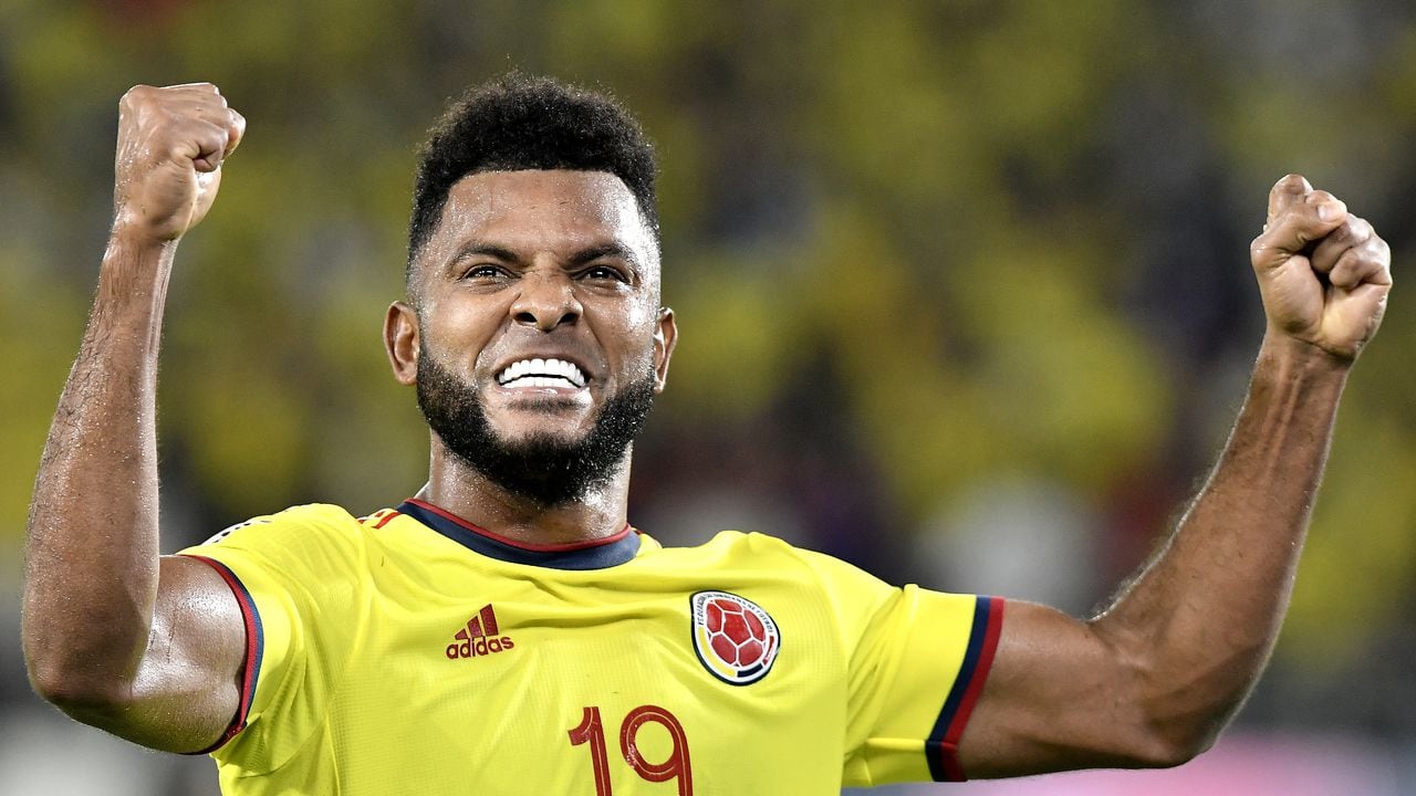 BARRANQUILLA, COLOMBIA - SEPTEMBER 09: Miguel Borja of Colombia celebrates after scoring the second goal of his team during a match between Colombia and Chile as part of South American Qualifiers for Qatar 2022 at Estadio Metropolitano on September 09, 2021 in Barranquilla, Colombia. (Photo by Gabriel Aponte/Getty Images)