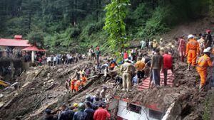 En India el personal de la Fuerza Nacional de Respuesta a Desastres (NDRF) busca víctimas en el lugar de un deslizamiento de tierra, luego de que un templo colapsara debido a las fuertes lluvias.