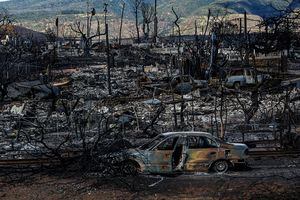 Una vista de la destrucción desde la autopista 30 días después de que un feroz incendio forestal destruyera la ciudad. (Robert Gauthier/Los Ángeles Times a través de Getty Images)