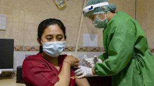 El objetivo de Indonesia es vacunar primero a la población de 18 a 59 años.