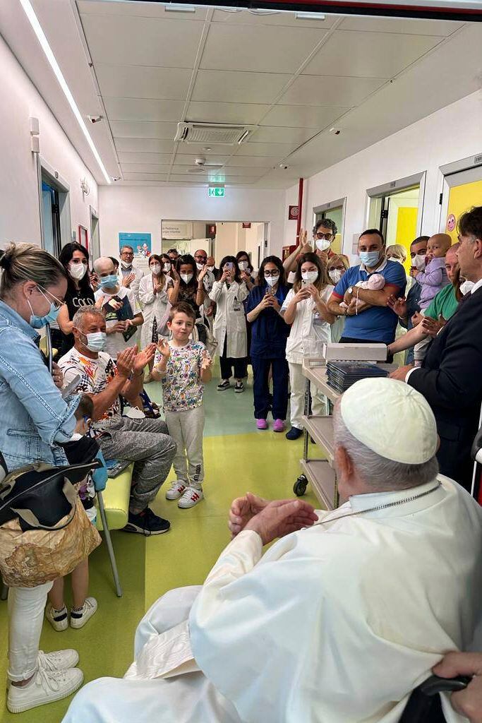 El papa Francisco ha aprovechado su estancia en la clínica en Roma para visitar a otros enfermos en la misma institución clínica.