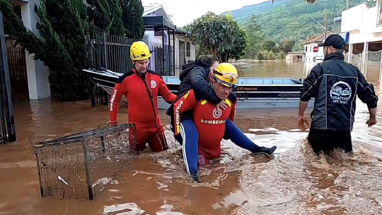 Avanzan labores de rescate después de que un ciclón extratropical azotó Brasil.