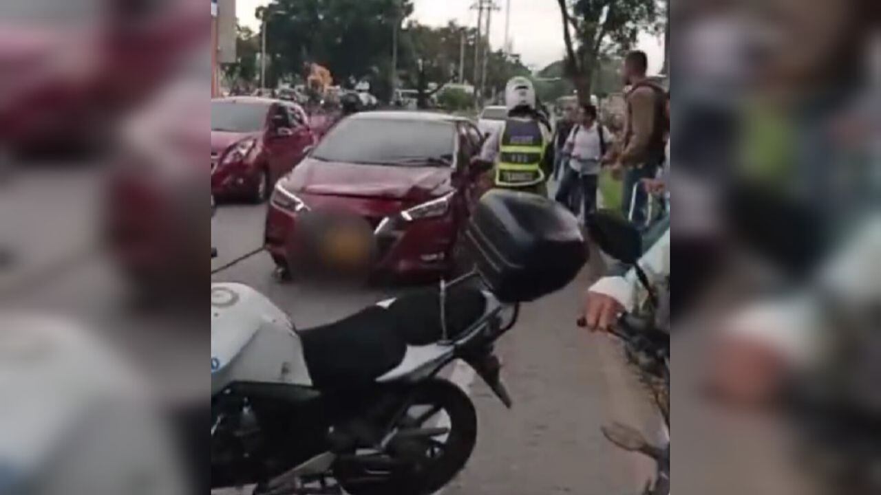En Cali, un hombre en carro se fue contra dos motociclistas e intentó fugarse.