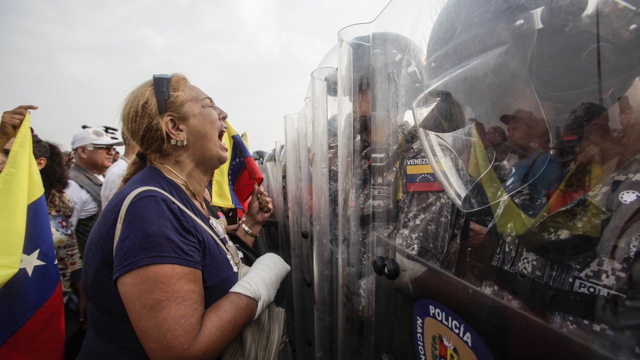Venezolanos en Colombia se enfrentan con el ejercito y colectivos del lado venezolano luchando para el ingreso de las ayudas.