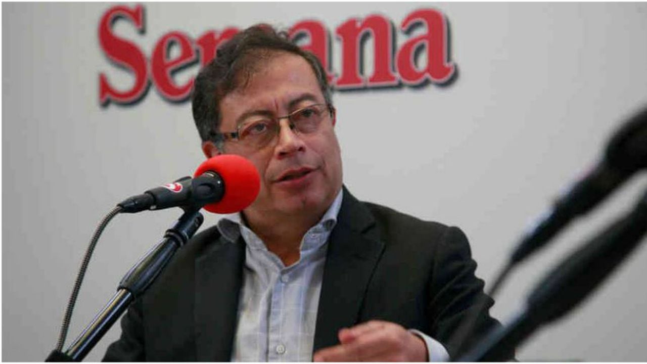Gustavo Petro, senador, en las instalaciones de la revista Semana, en Bogotá