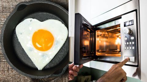 El huevo es uno de los alimentos que la gente teme meter al microondas.