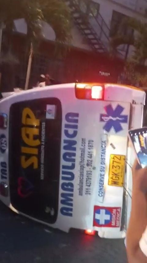 La ambulancia se chocó en el centro de la ciudad y resultó volcada. Las autoridades están investigando el hecho.