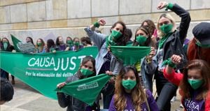 A las afueras del Palacio de Justicia en Bogotá, mujeres exigen que se se tumbe el artículo del Código Penal que tipifica la interrupción del embarazo como delito.