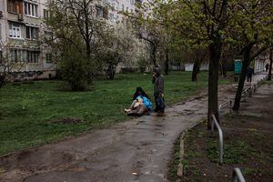 Una mujer llora sobre el cuerpo de su padre mientras su esposa permanece de pie, luego del bombardeo ruso, mientras continúa el ataque de Rusia contra Ucrania, en Kharkiv, Ucrania, el 18 de abril de 2022. Foto REUTERS/Alkis Konstantinidis