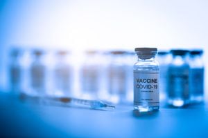 Frascos con la vacuna contra el coronavirus covid-19 en la mesa del laboratorio listos para ser distribuidos para la prevención de la infección con este virus