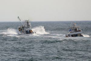 La Guardia costera solo llegó al lugar al cabo de tres horas, y ahora participa intensamente en las labores de búsqueda (Photo by JIJI PRESS / AFP) / Japan OUT