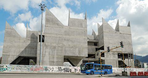     Con un peculiar diseño arquitectónico, el Museo de la Memoria de Colombia en Bogotá debió entregarse en octubre de 2022, pero la obra está abandonada y sin terminar. 