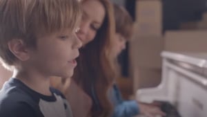Fotograma, 1:08, video de 'Acróstico', canal de Youtube Shakira. Sasha aparece cantando en el más reciente video de Shakira. 'Acróstico' es una dedicatoria a sus hijos.