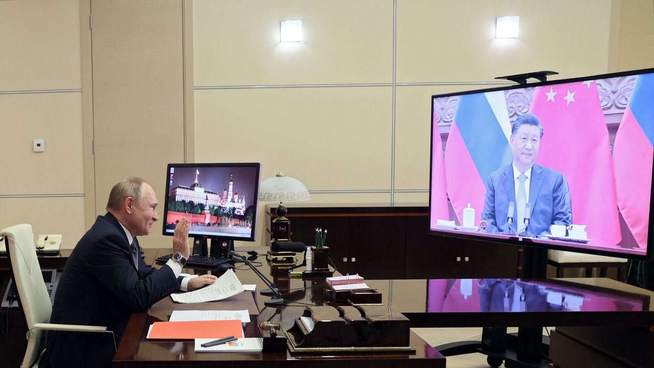 El presidente ruso, Vladimir Putin, se reunió con el presidente chino Xi Jinping a través de un enlace de video en la residencia estatal de Novo-Ogaryovo en las afueras de Moscú el 15 de diciembre de 2021. (Photo by Mikhail METZEL / SPUTNIK / AFP)