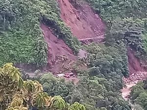 Derrumbe en la vía Risaralda-Chocó dejó varios vehículos sepultados