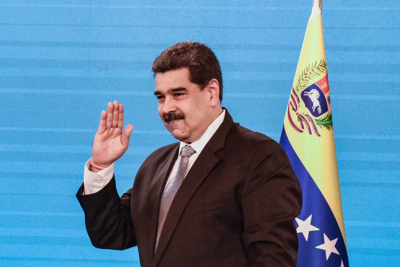 El presidente de Venezuela Nicolás Maduro sale de una conferencia de prensa en el Palacio de Miraflores el 17 de febrero de 2021 en Caracas, Venezuela. Nicolás Maduro, presidente de Venezuela, anunció que el país comenzará a vacunar a los trabajadores de la salud a partir del jueves con la vacuna Covid-19 Sputnik V.