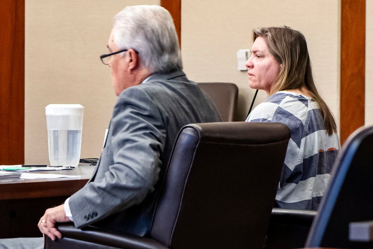 Jodi Hildebrandt se sienta ante el tribunal durante su audiencia de sentencia, el martes 20 de febrero de 2024, en St. George, Utah. Hildebrandt, una consejera de salud mental de Utah que había sido contratada para trabajar con el hijo menor de Ruby Franke, fue sentenciada a cumplir hasta 30 años de prisión por su participación en el abuso de los hijos de Franke.