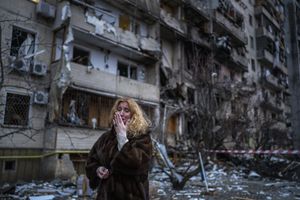 Natali Sevriukova a un ataque con un proyectil en la ciudad de Kiev, Ucrania, el 25 de febrero de 2022. (AP Foto/Emilio Morenatti)